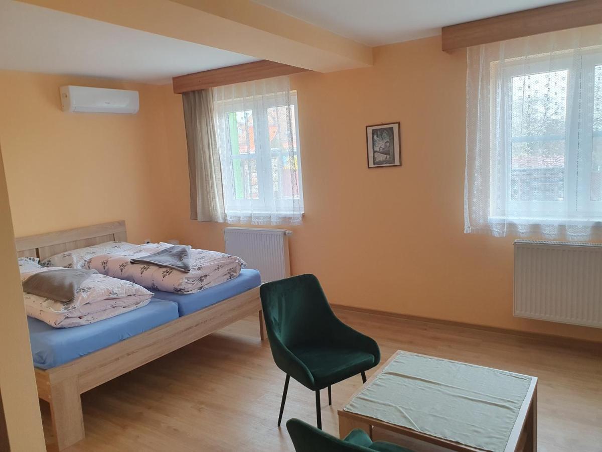 Pension Zeleny Strom Mikulov Buitenkant foto
