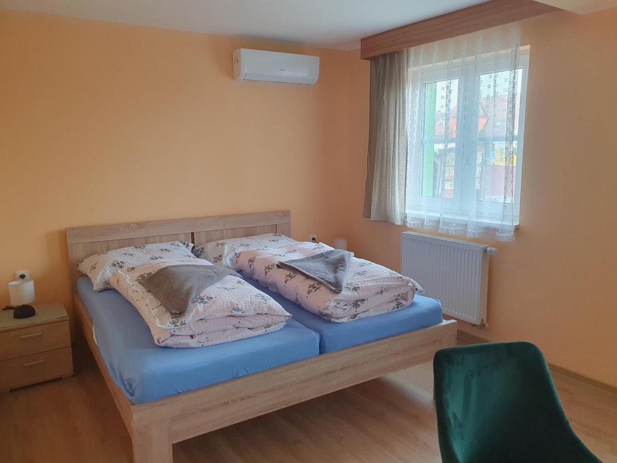 Pension Zeleny Strom Mikulov Buitenkant foto