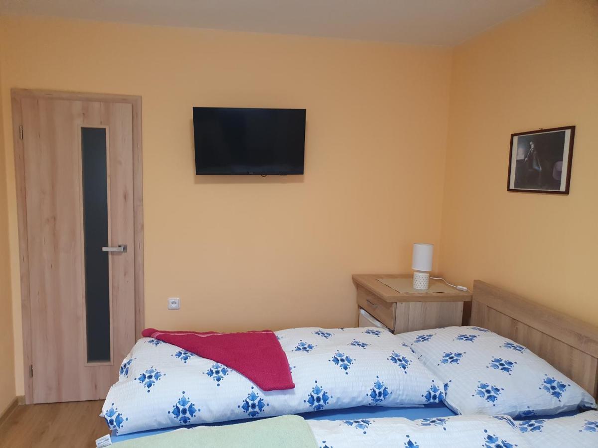 Pension Zeleny Strom Mikulov Buitenkant foto