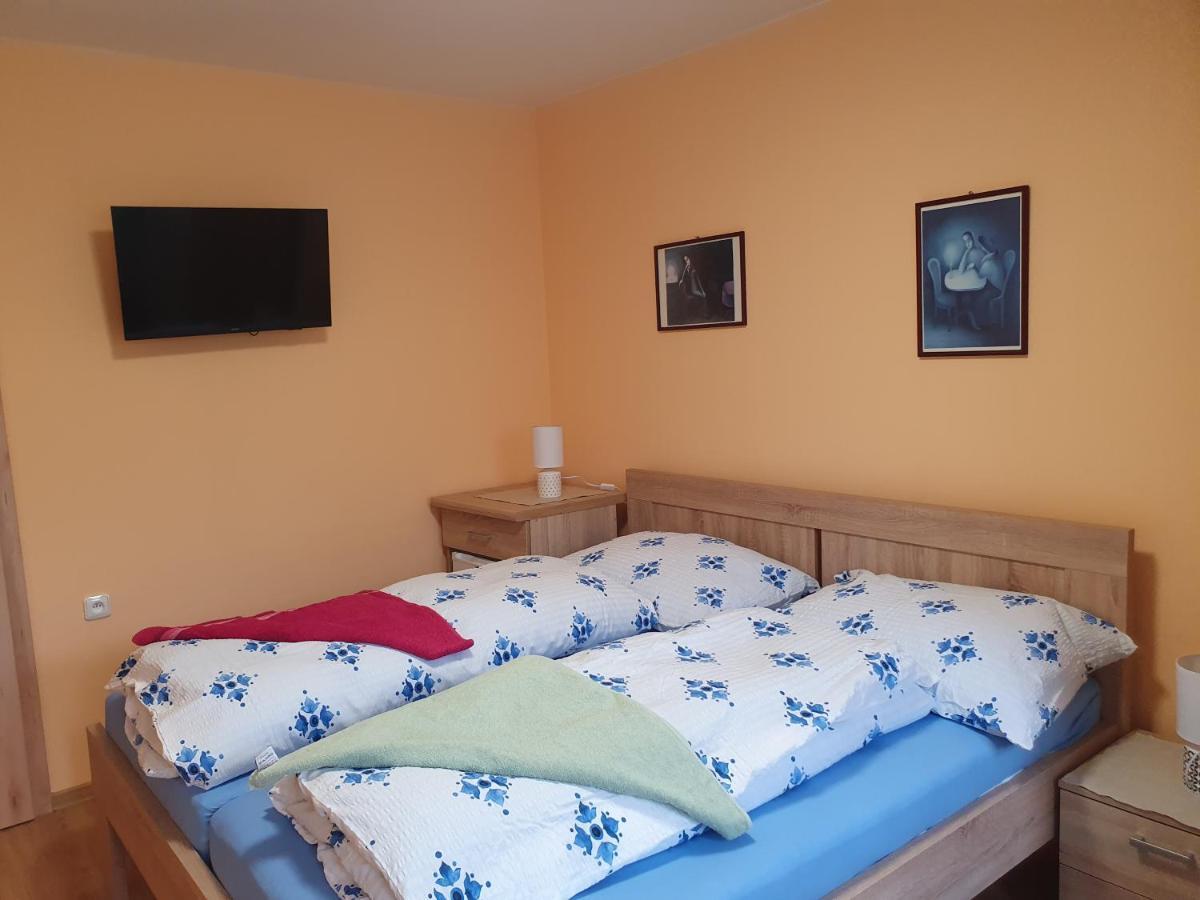 Pension Zeleny Strom Mikulov Buitenkant foto