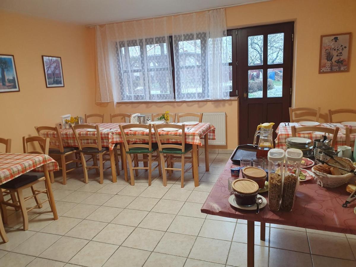 Pension Zeleny Strom Mikulov Buitenkant foto